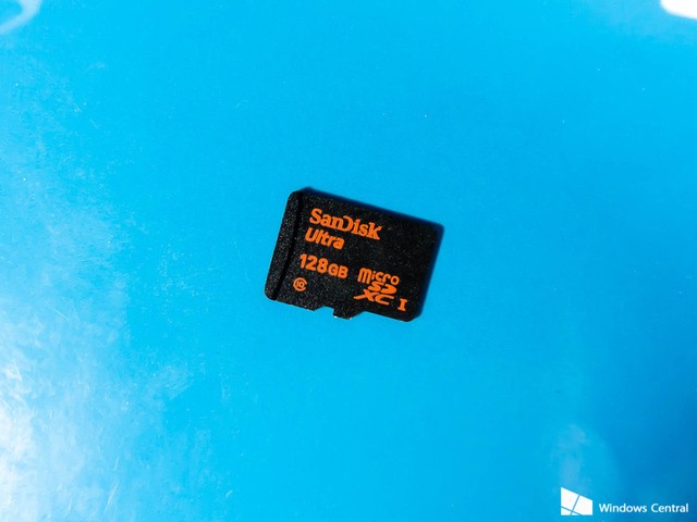 Lumia 535 hỗ trợ thẻ nhớ microSD với dung lượng lên tới 128 GB